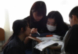 グループで話し合うようす