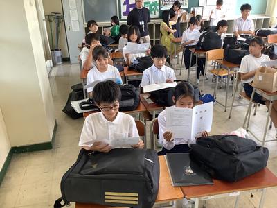 通知表を眺める生徒