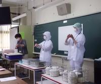手洗いの説明をしている様子
