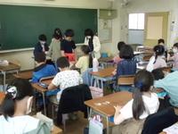 教室でつるの折り方を教えている写真