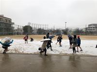 運動場の雪をみている子どもたちの様子