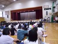 児童朝会で委員長の話を聞くようす