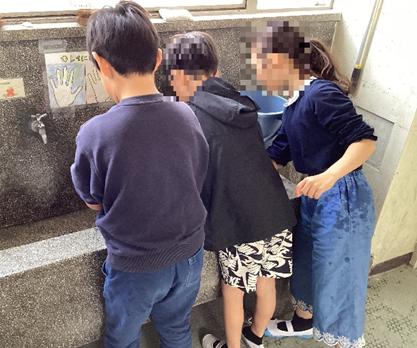 そうじをするようす