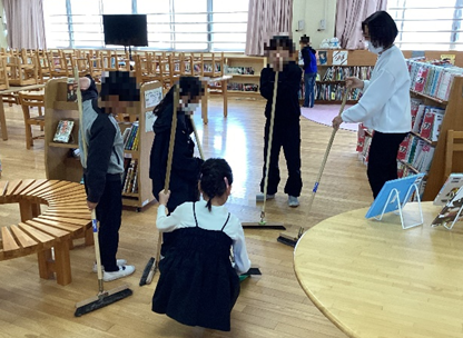 そうじをするようす
