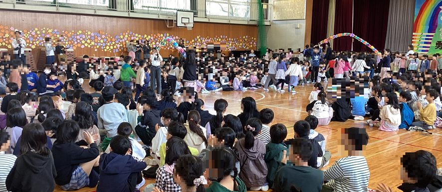 花のアーチで1年生を迎えるようす
