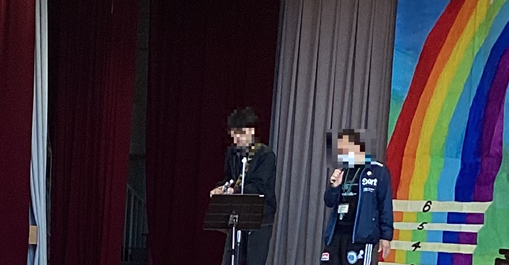 舞台の上で演奏する先生