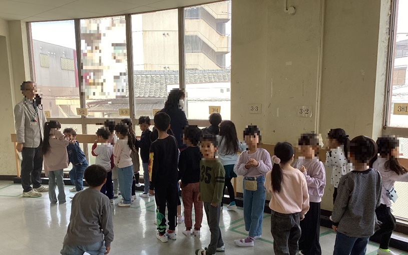 校内探検中の児童たち