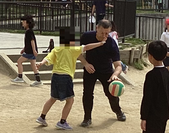 児童とバスケットボールをするポール先生2