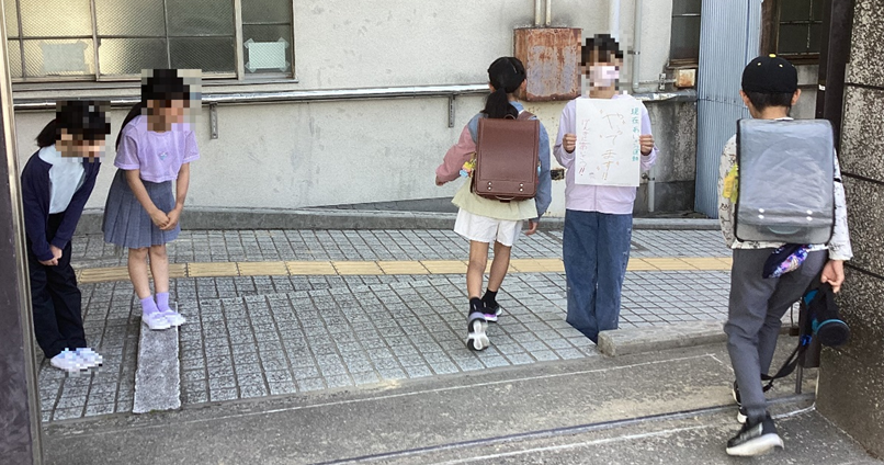 あいさつ運動のようす2「現在あいさつ運動やってます！げんきにあいさつ！！」.png