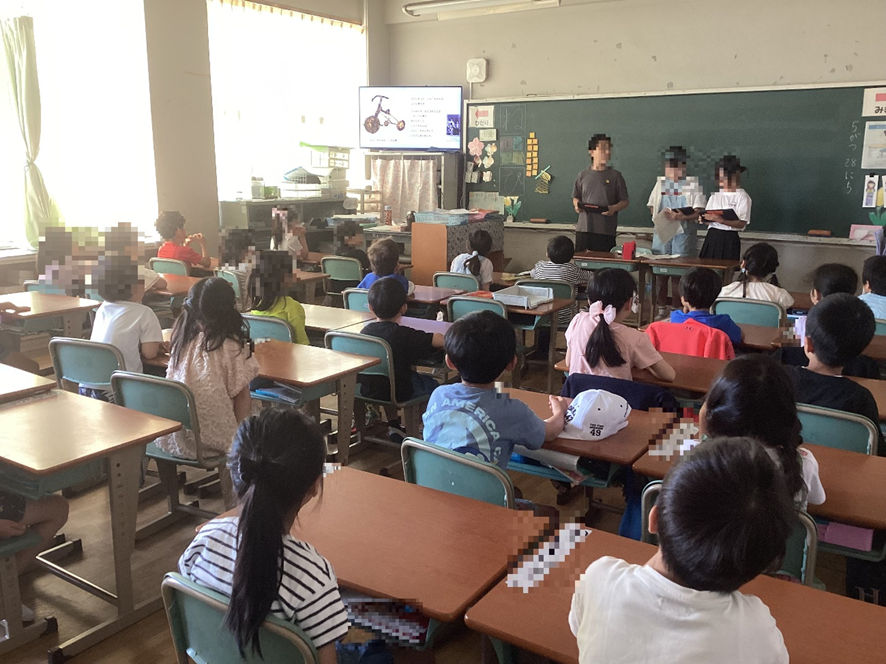 1年生に読み聞かせをするようす