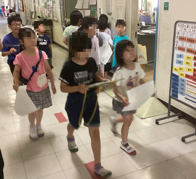 廊下を歩く2年生と1年生