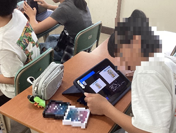 音声を吹き込むようす