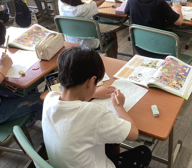 机に向かう児童のようす