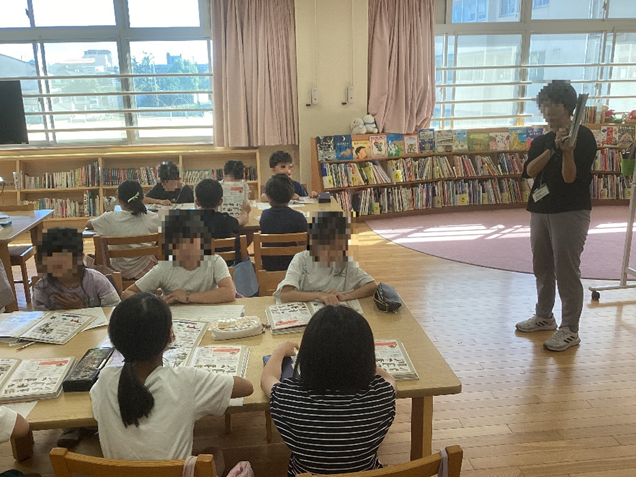 図書館司書のようす