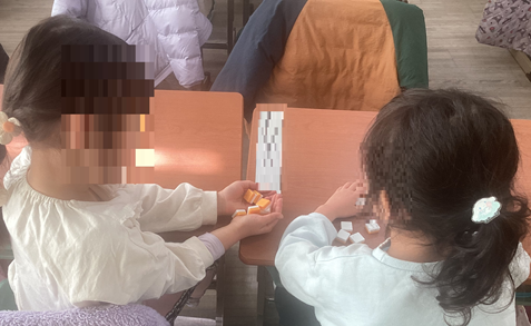 1年生ブロックを使った算数のようす