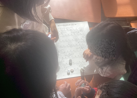 2年生すごろくをするようす