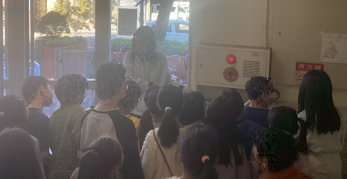 消火栓を確認する児童たち