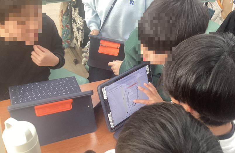 タブレットを使って話し合うグループ