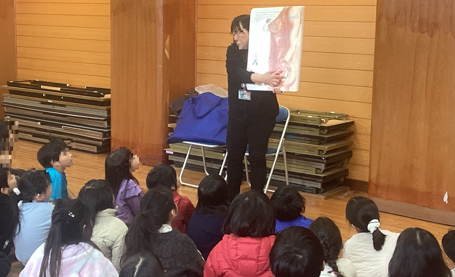 パネルで説明する小林先生