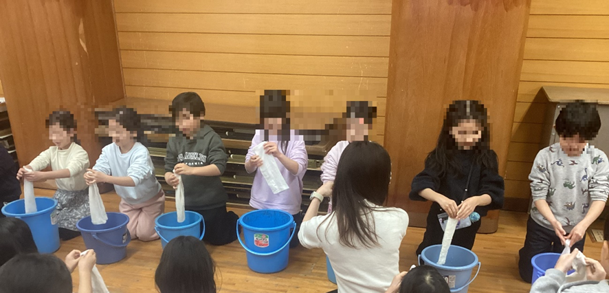 ぞうきんしぼりのようす1