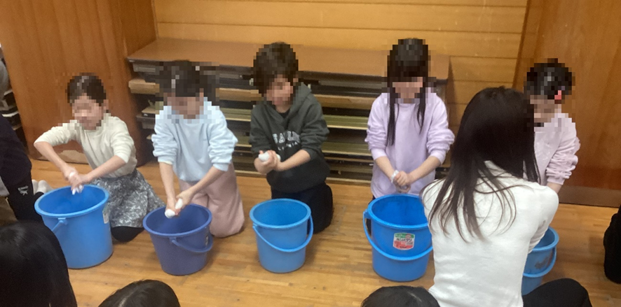 ぞうきんしぼりのようす2