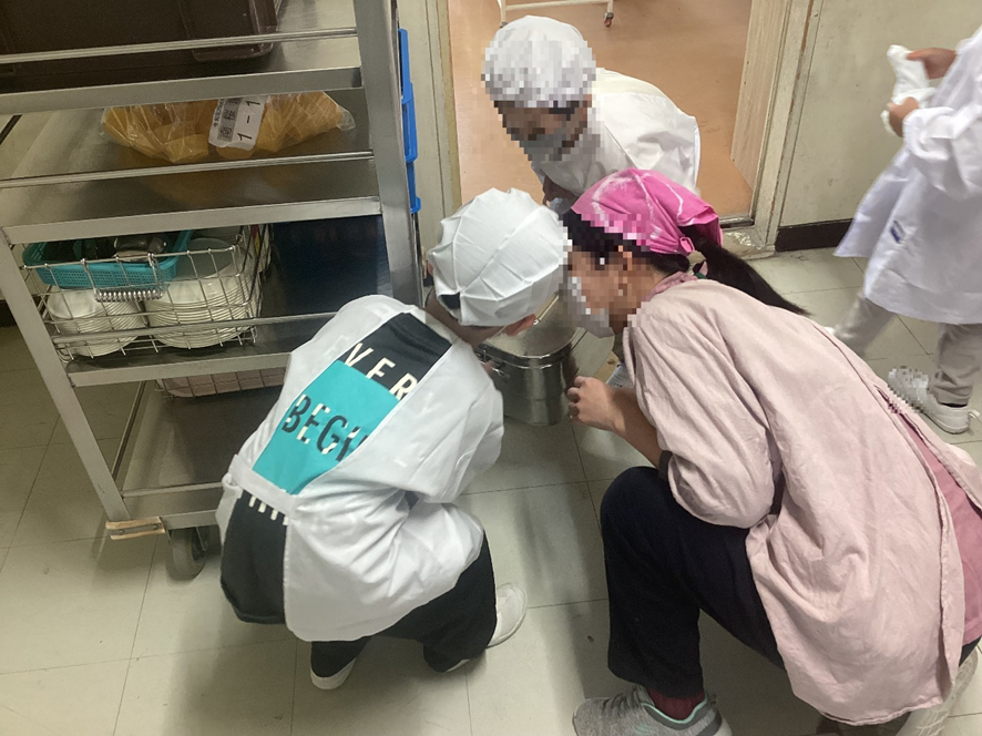 食缶を運ぶようす