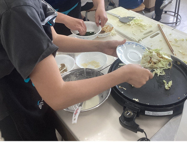 お好み焼きを作るようす