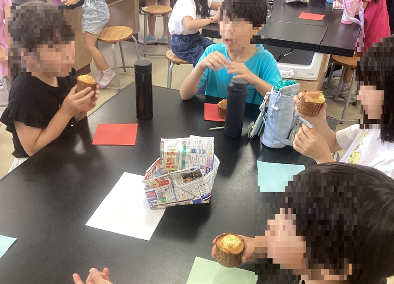 ケーキを食べる児童たち