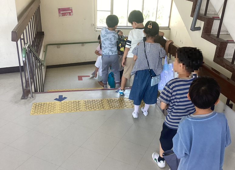廊下の右側を歩く児童たち