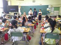教室で説明するようす