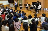 演奏を聴く様子