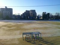 運動場にうっすら残る雪