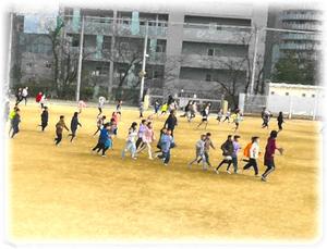 頭を押さえ走る！