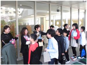 離任式後「ハイタッチでまたね！」