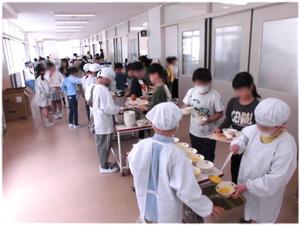 給食当番が上手に配膳