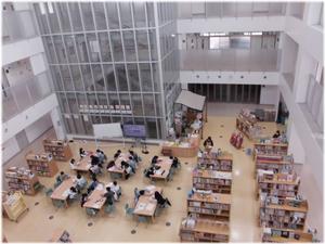 吹き抜けで開放的