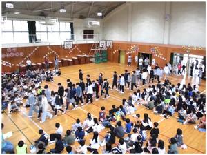 6年生と一緒に入場