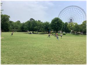 芝生でおにごっこ
