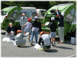 パッカー車へゴミを投入