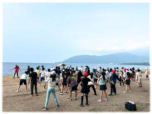 琵琶湖に向かってラジオ体操