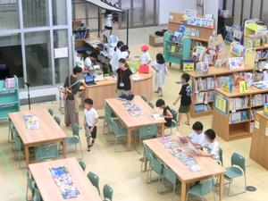 休み時間の図書館