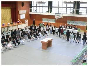 ６年生と一緒に入場