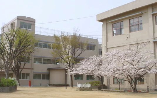 桜のきれいな校舎