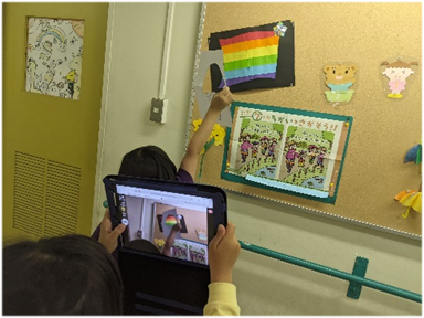 iPadで作品を撮影する児童!1