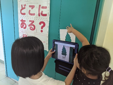 iPadで作品を撮影する児童2