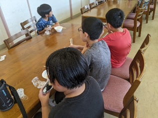 朝ごはんを食べる児童たち