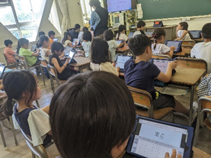 iPadを使って時刻を学習する児童2