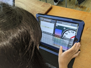 iPadを使って時刻を学習する児童3