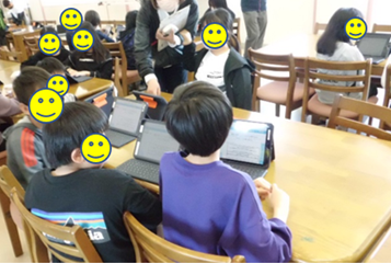 タブレットを開いて意見交流を行う児童1
