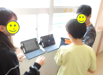 タブレットを開いて意見交流を行う児童2